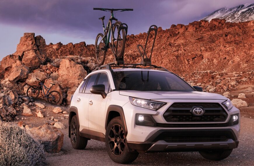 Upgrade your 2021 Toyota RAV4 with the right wiper blade size!